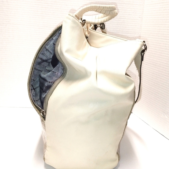 Vera Wang - Beige & Gold Faux Leather Tote Bag with Textured Metallic Front Pane - Picture 4 of 11